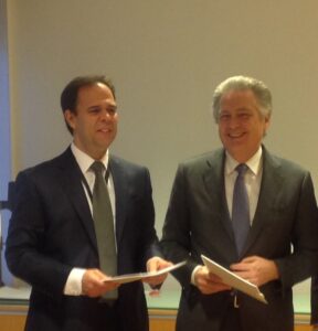 18 dicembre 2015 - Stefano Cao e Luis Araujo alla firma dell'accordo di collaborazione tra Saipem e Aker Solutions